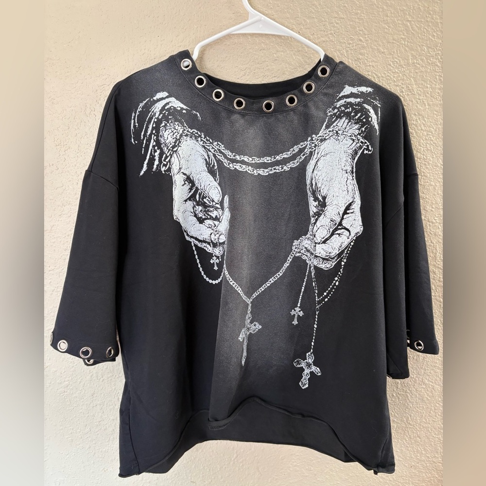 ROMWE Black Graphic Tee with Grommet Detail